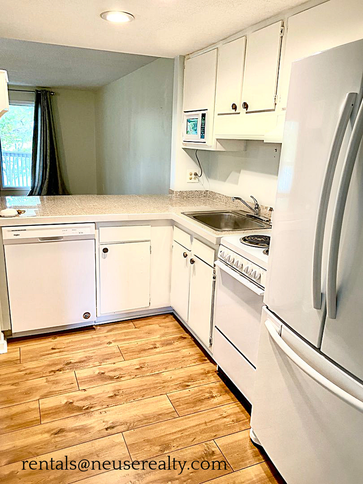 6112 Harbourside Dr - Photo 3 of 13