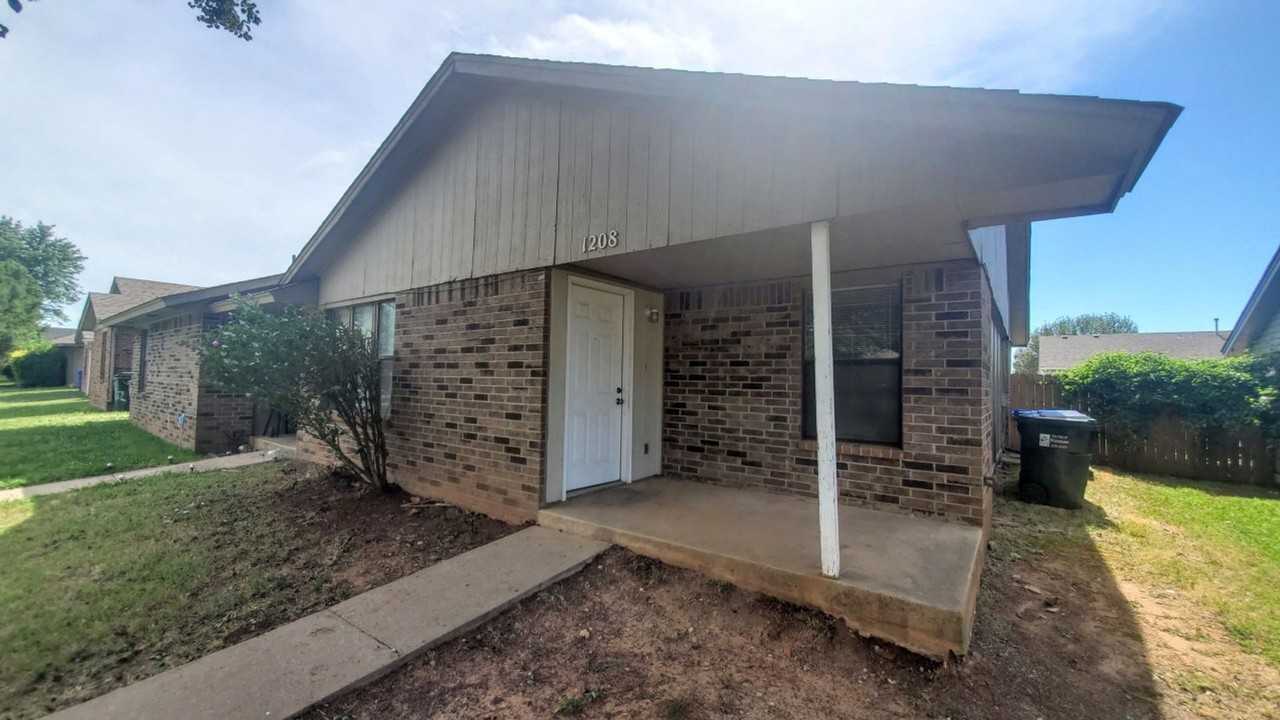 1208 Clearwater Dr - Photo 2 of 16