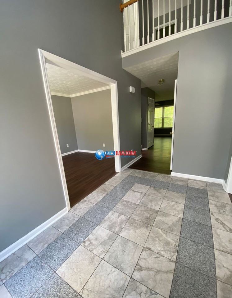 705 Simon Ive Dr - Photo 2 of 16