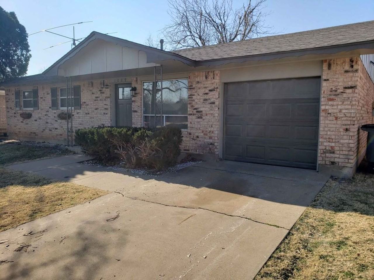 1009 Se 40th St - Photo 2 of 12