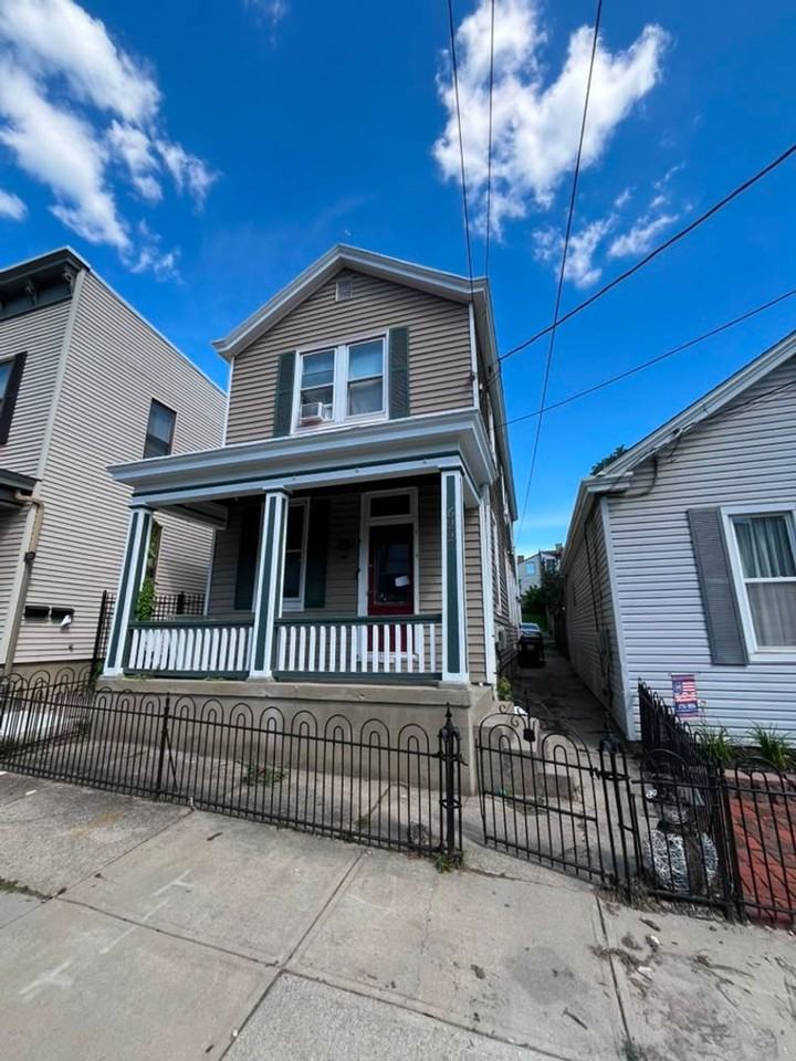 622 W 12th St