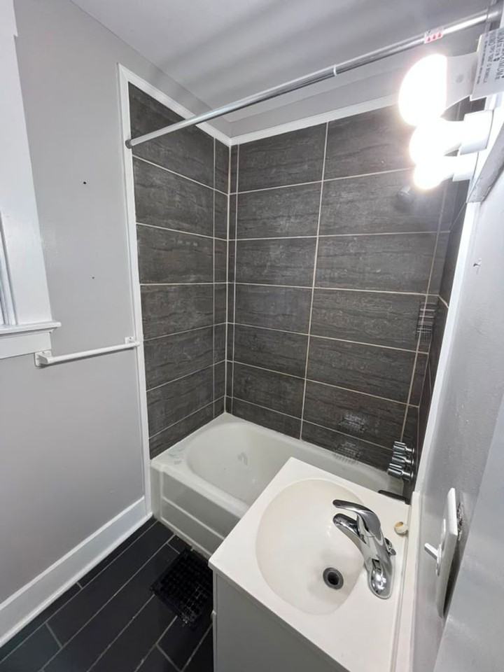 622 W 12th St - Photo 6 of 8
