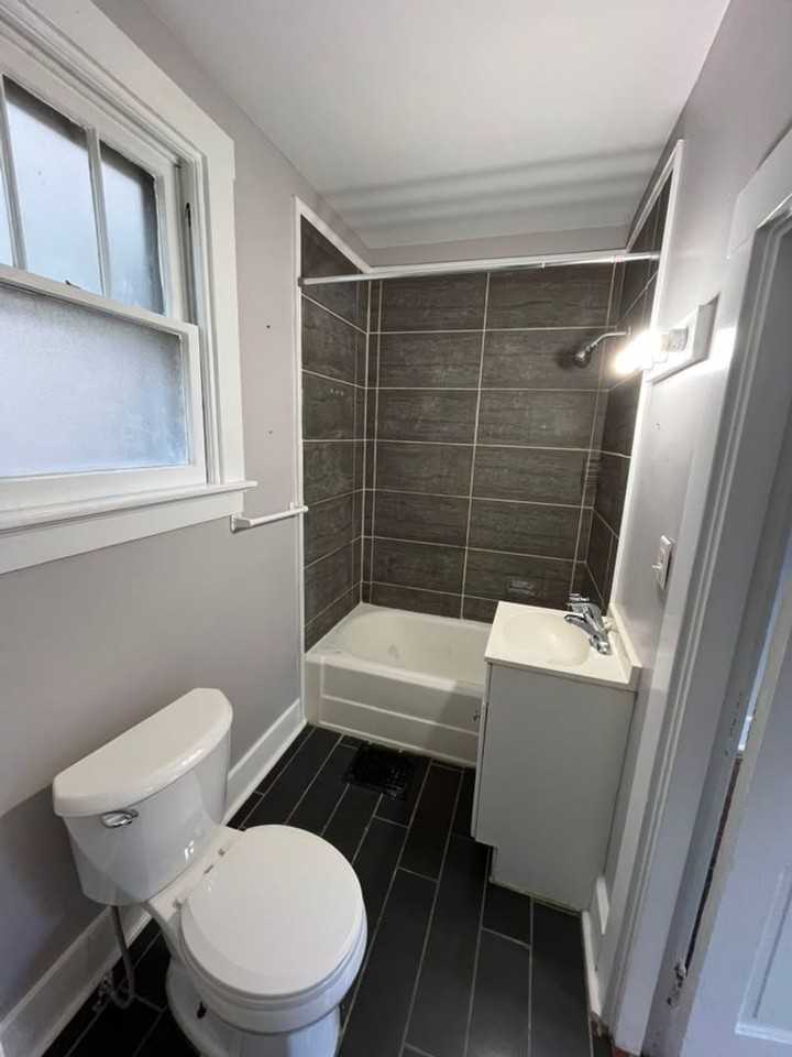 622 W 12th St - Photo 7 of 8