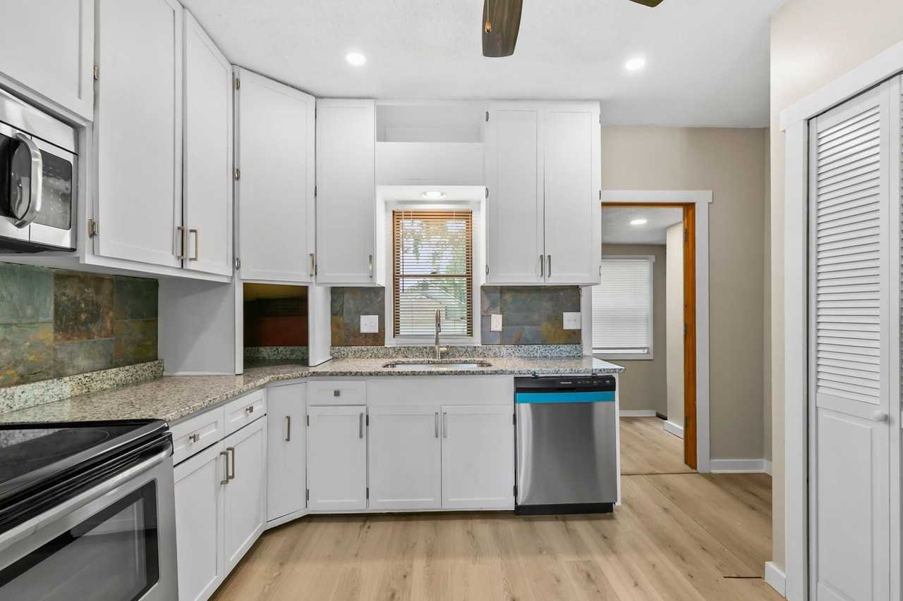 125 E Charles St - Photo 2 of 30