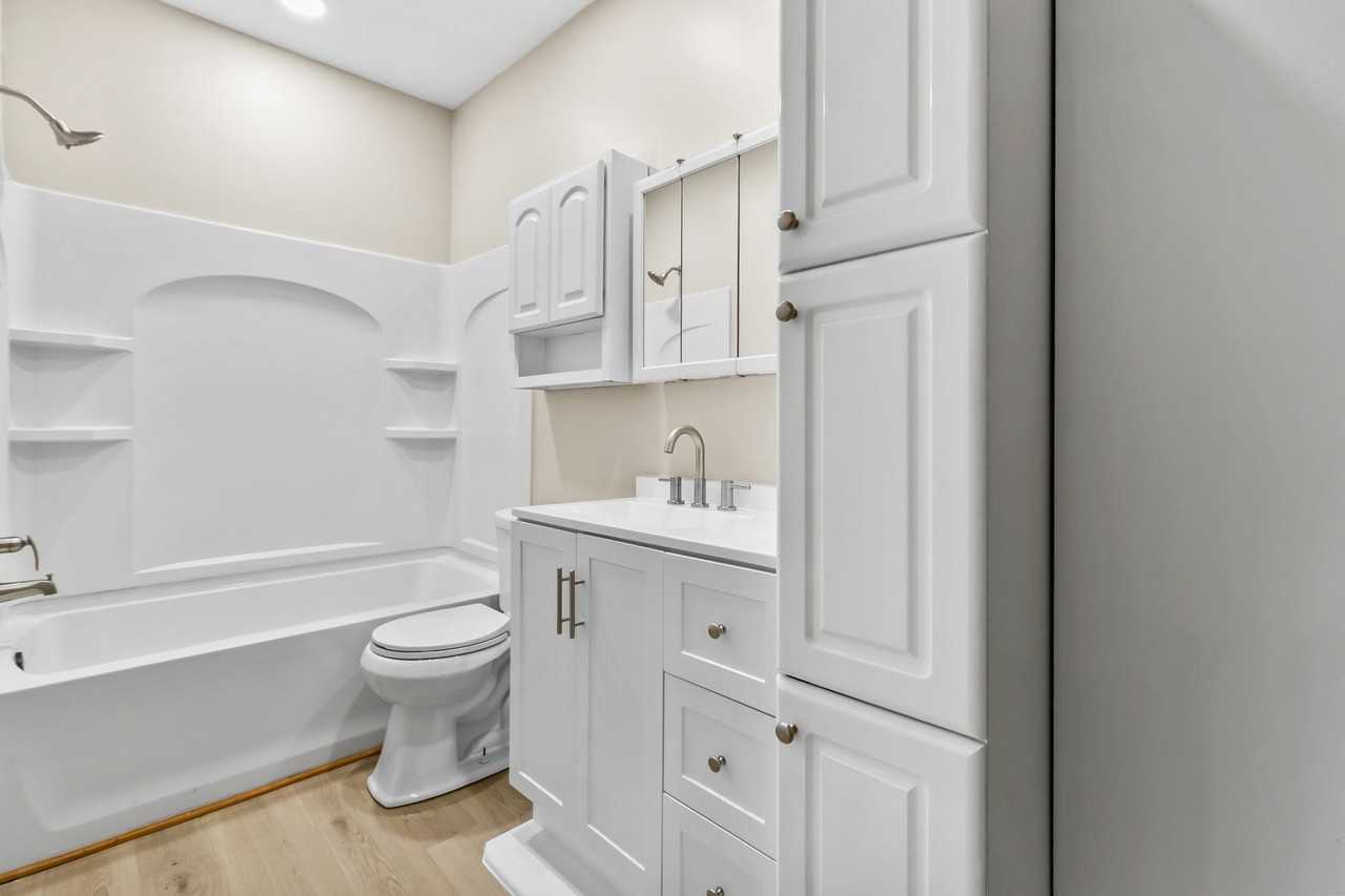 125 E Charles St - Photo 3 of 30