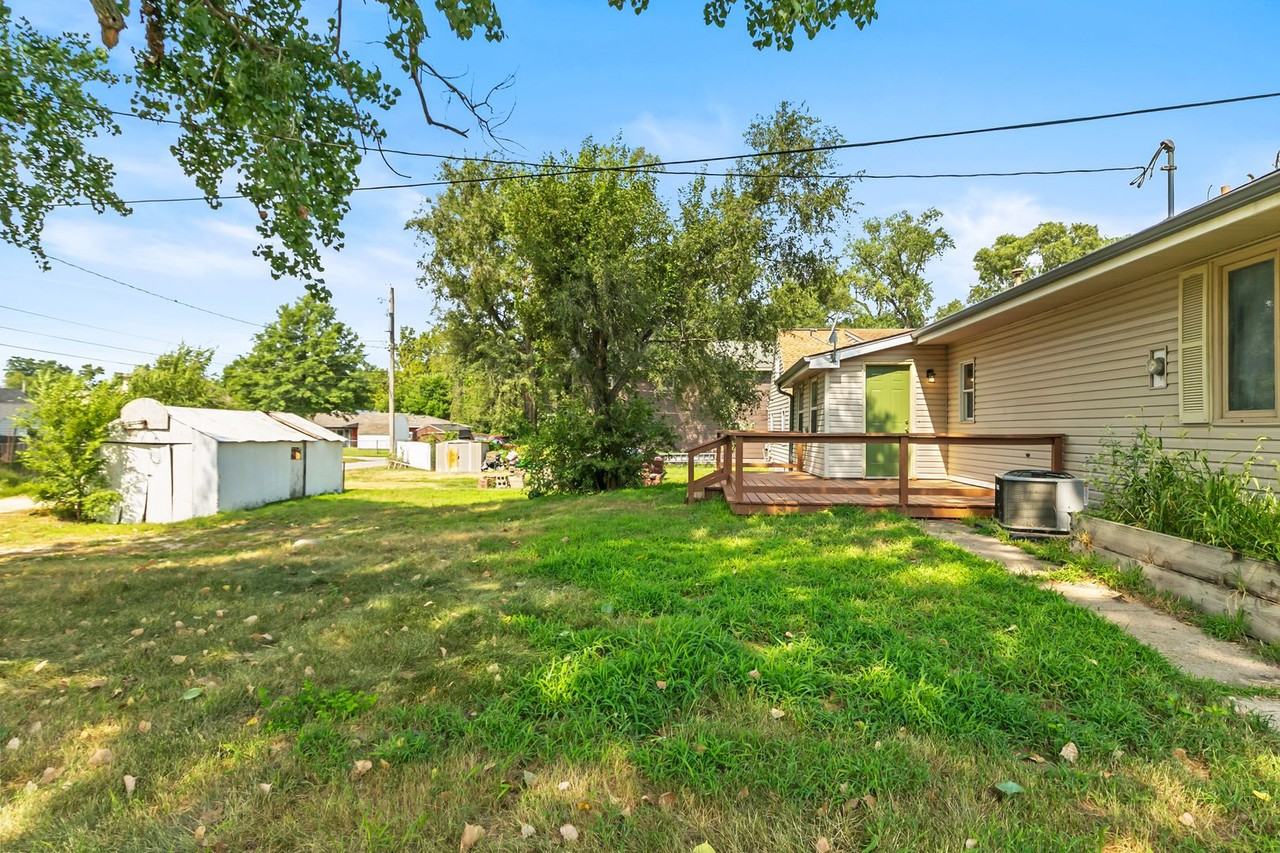 125 E Charles St - Photo 4 of 30