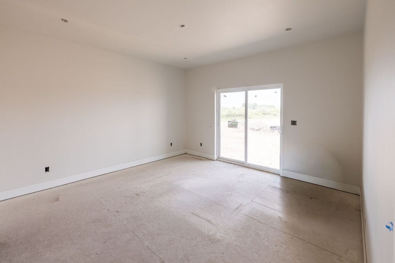 688 S Idaho Ave - Photo 3 of 5