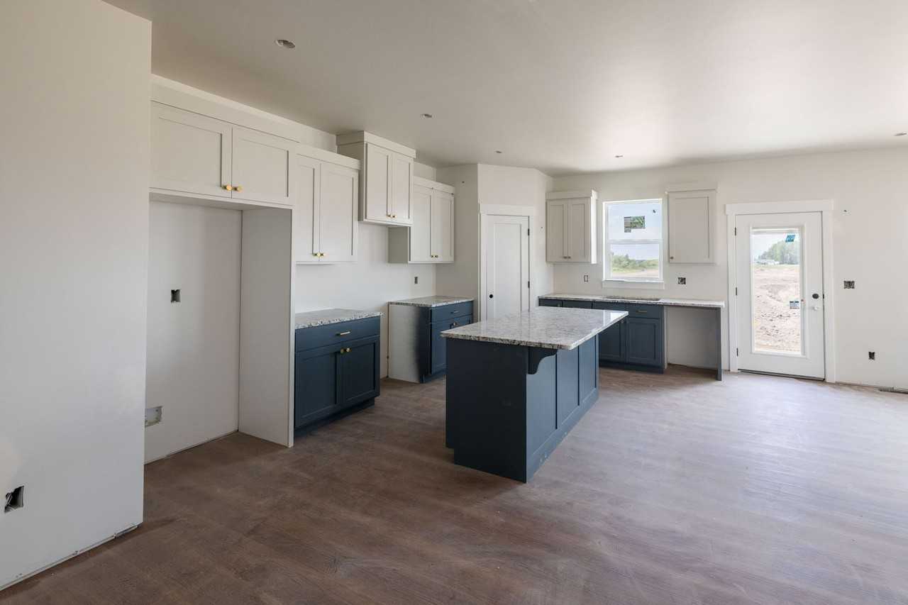 688 S Idaho Ave - Photo 4 of 5