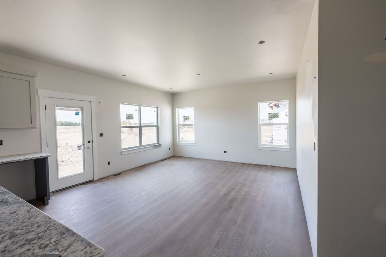 688 S Idaho Ave - Photo 5 of 5