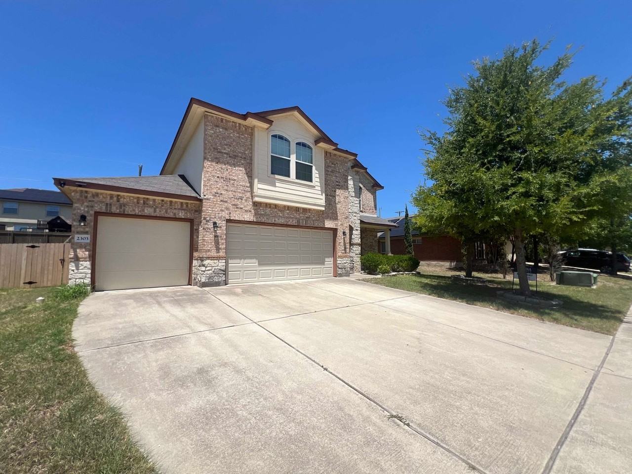 2303 Scott Dr - Photo 2 of 2