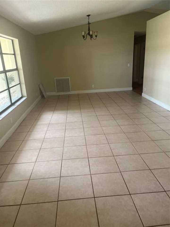 10734 Nw 17th Mnr - Photo 5 of 10