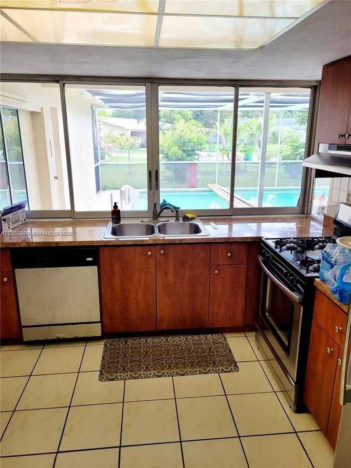 7590 Nw 20th Ct - Photo 3 of 19