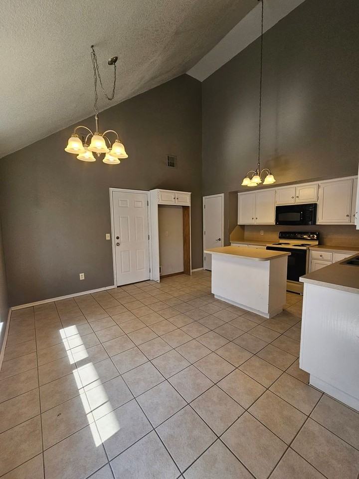 1006 Sw 23rd St - Photo 4 of 28