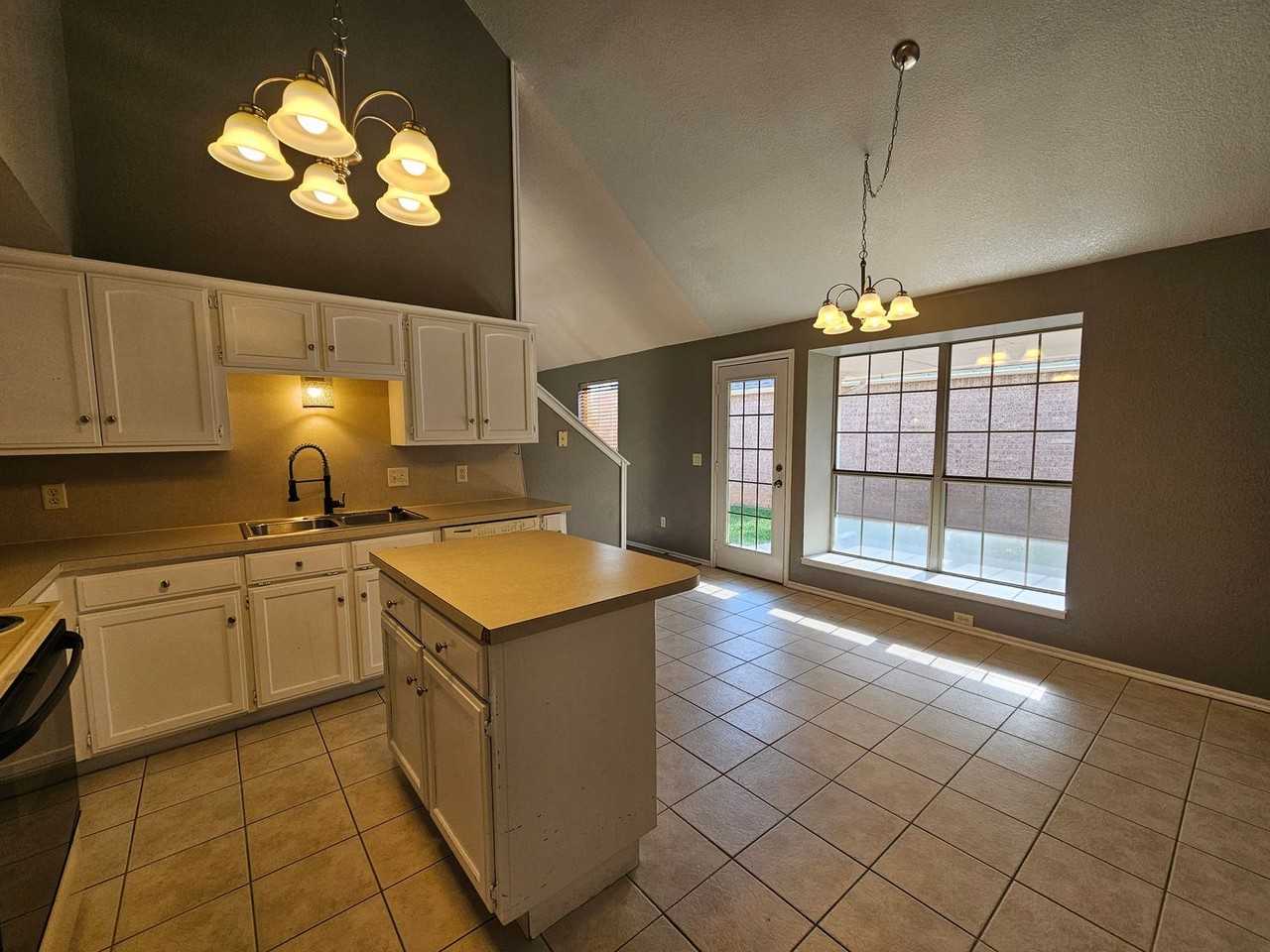 1006 Sw 23rd St - Photo 5 of 28