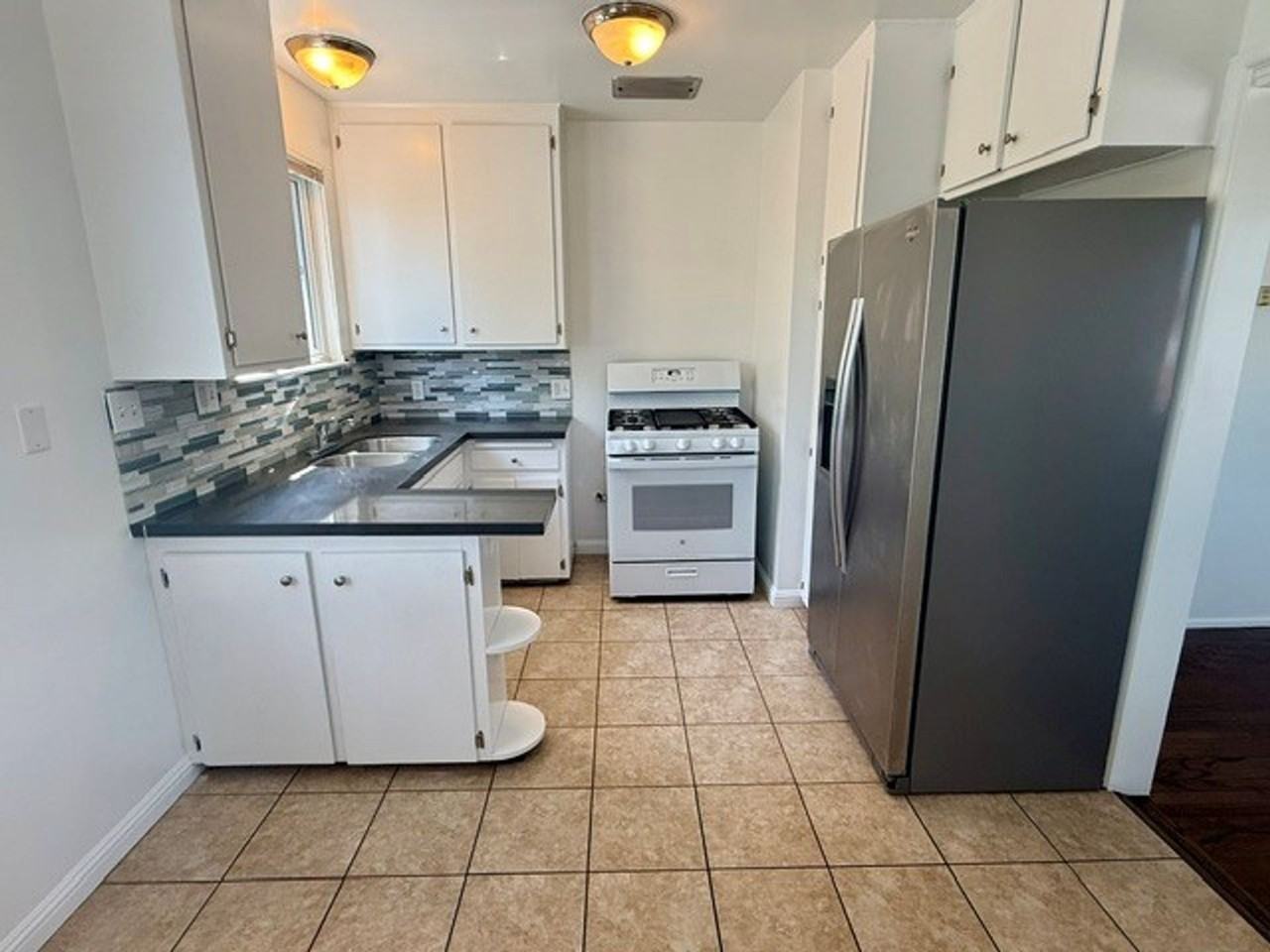 480 Almond Ave - Photo 2 of 12
