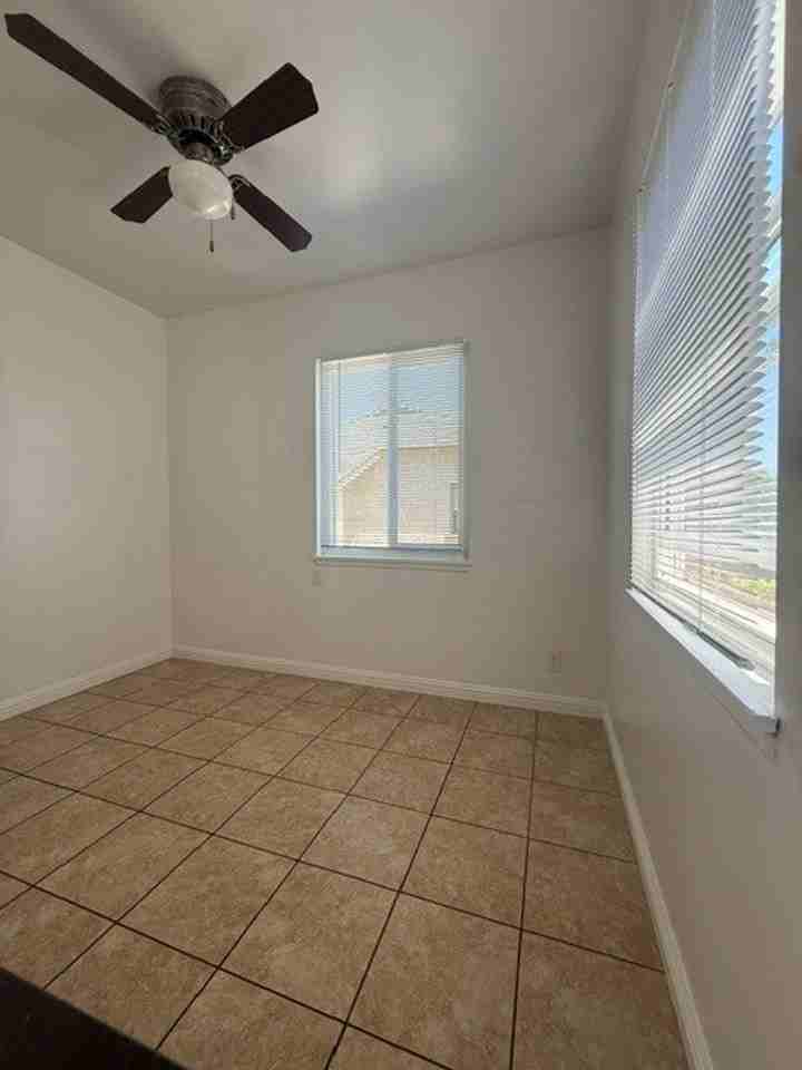 480 Almond Ave - Photo 4 of 12