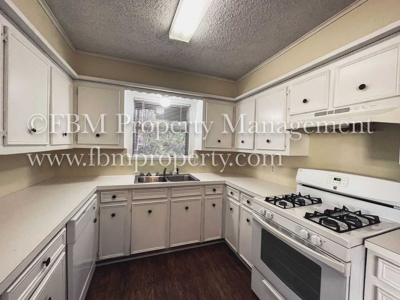 202 N 23 1/2 St - Photo 6 of 13