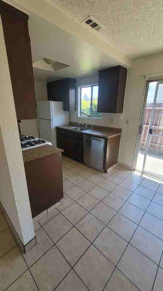 ELD803 - Photo 3 of 40