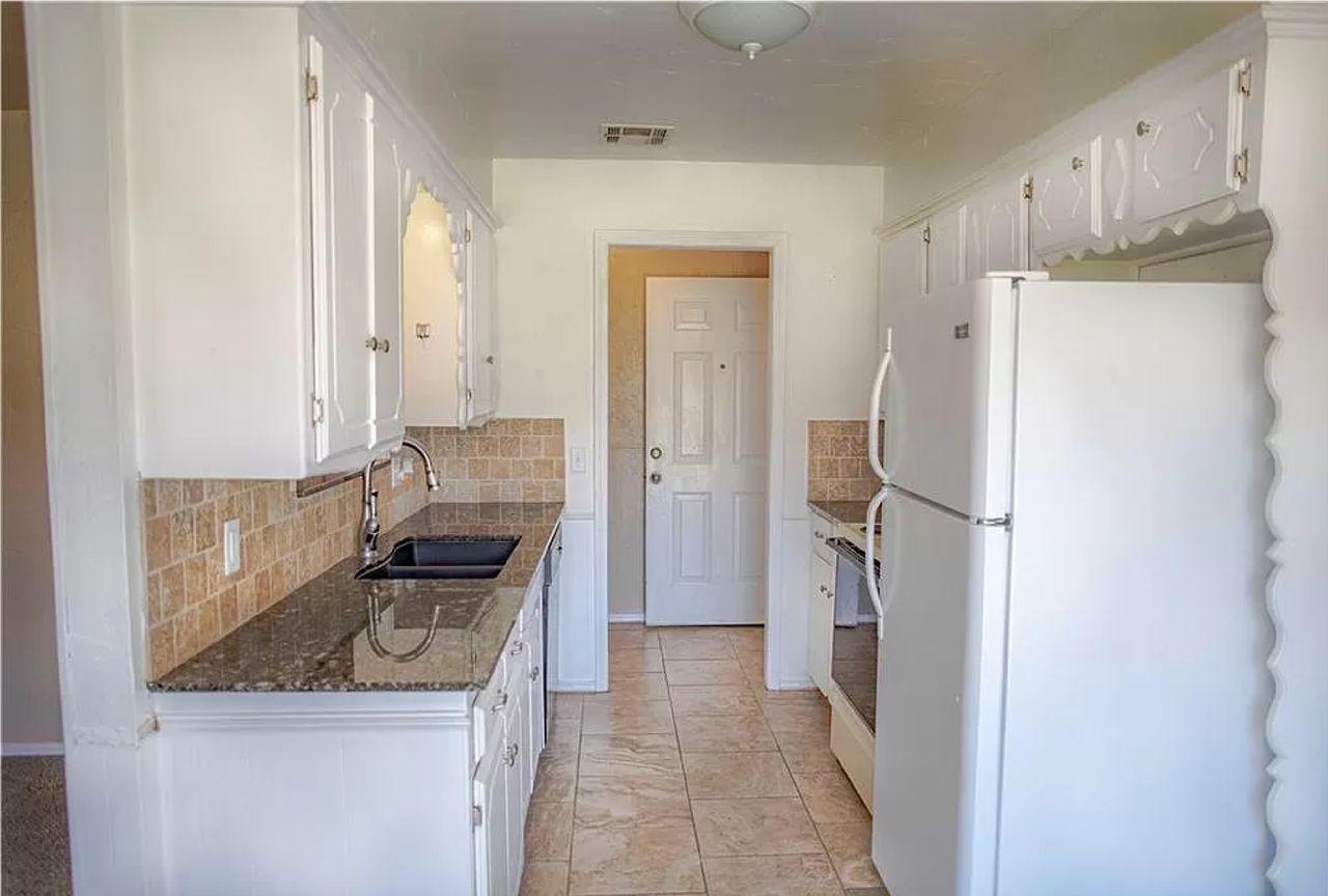 204 Vickie Dr - Photo 4 of 32