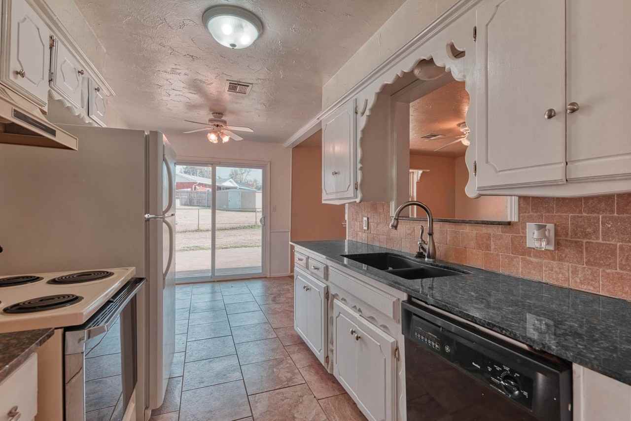 204 Vickie Dr - Photo 6 of 32