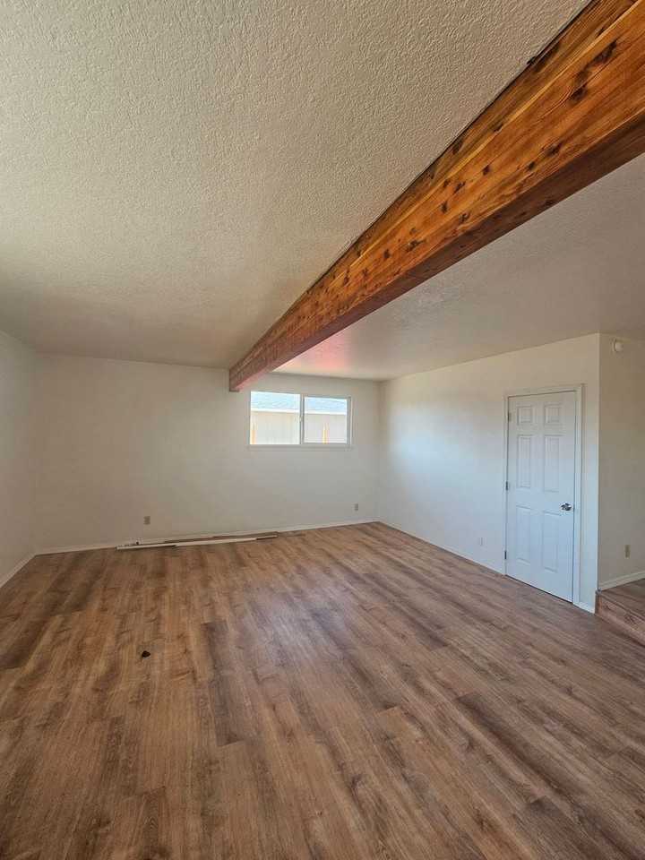 870 Nw Commercial St - Photo 2 of 5