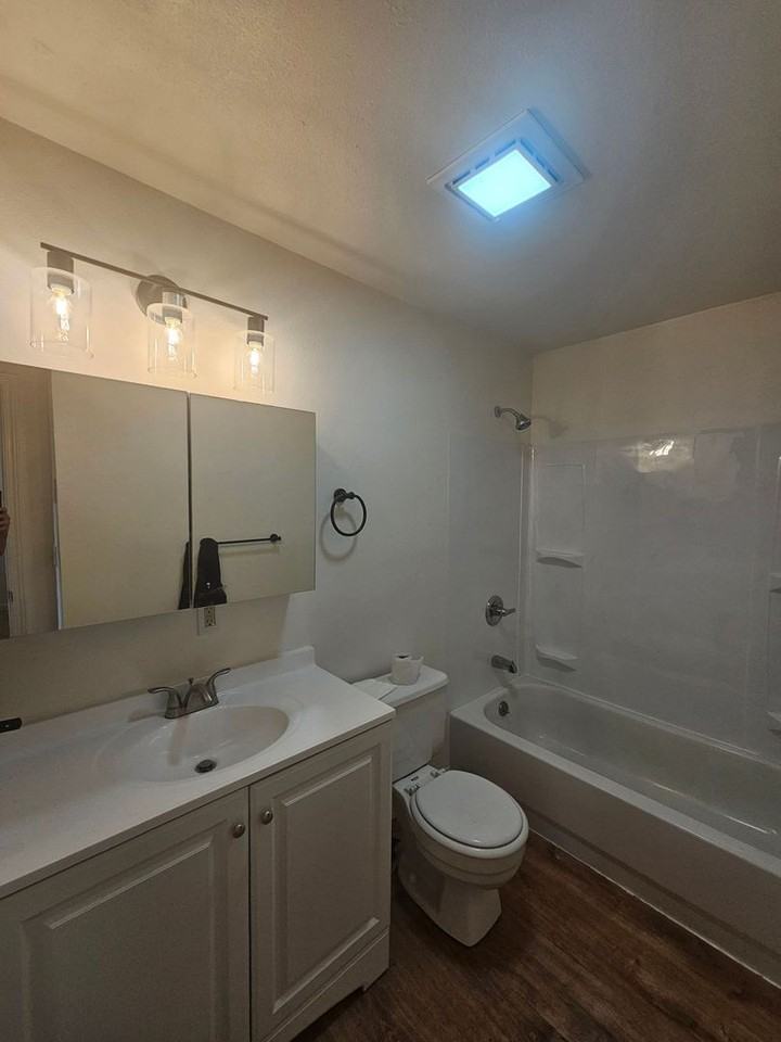 870 Nw Commercial St - Photo 3 of 5