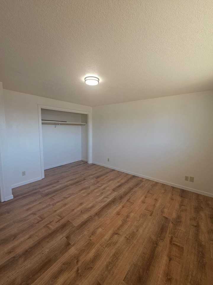 870 Nw Commercial St - Photo 4 of 5
