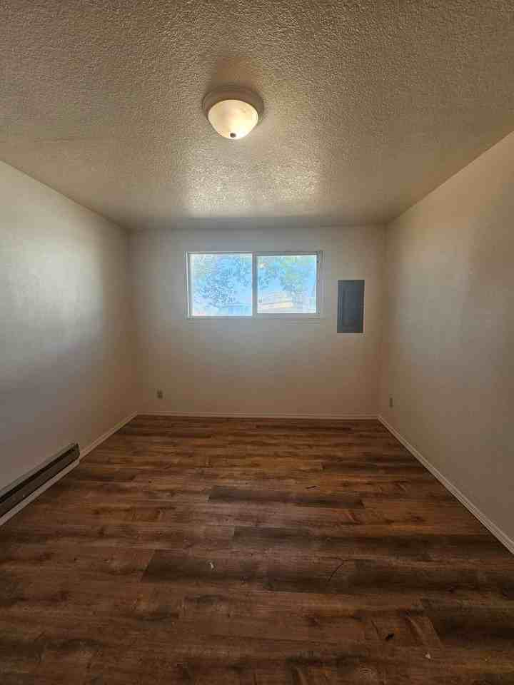870 Nw Commercial St - Photo 5 of 5