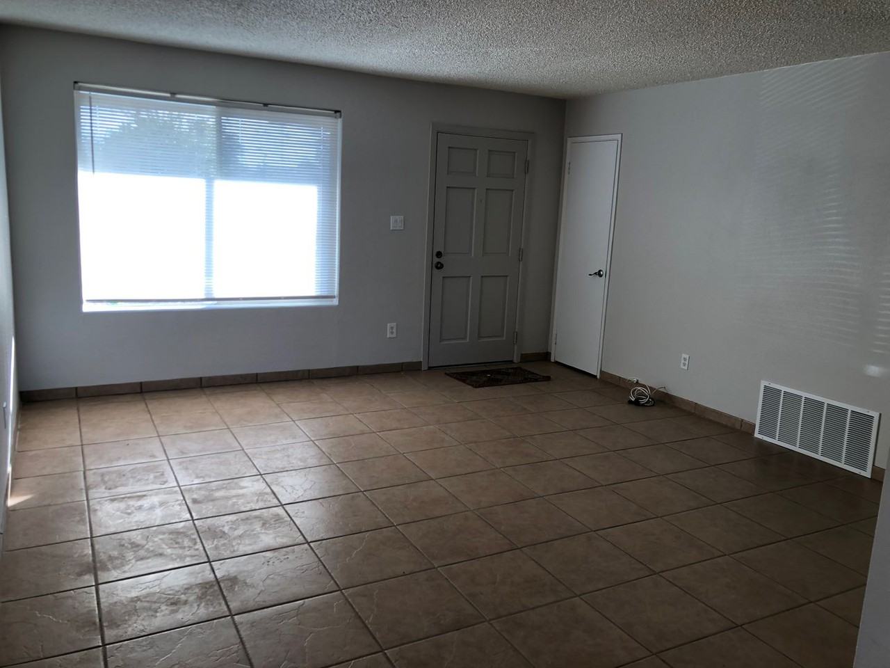 2714 S La Cruz Ave - Photo 2 of 12