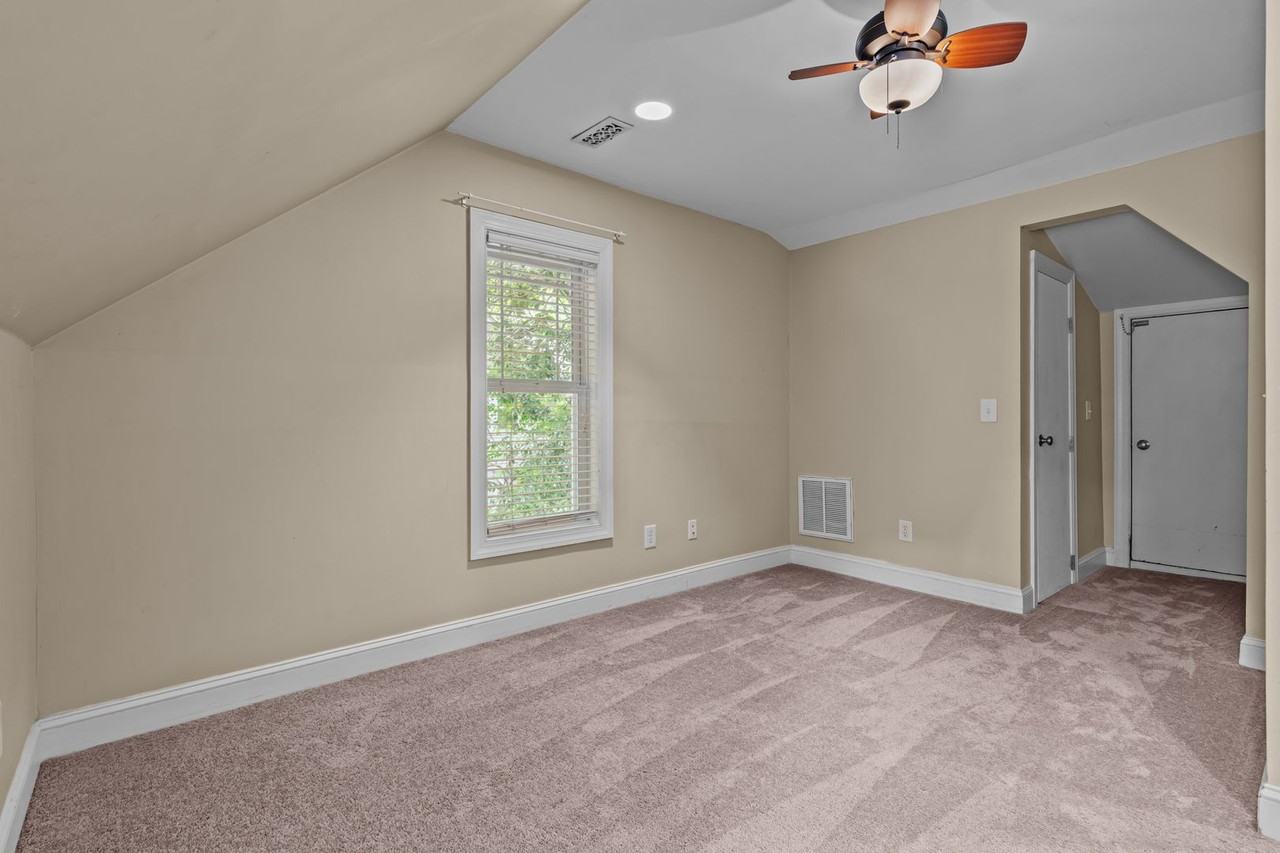 835 N Ashe St - Photo 4 of 50