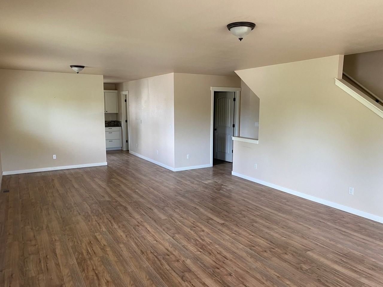 844 Nw Newport Ave - Photo 3 of 12