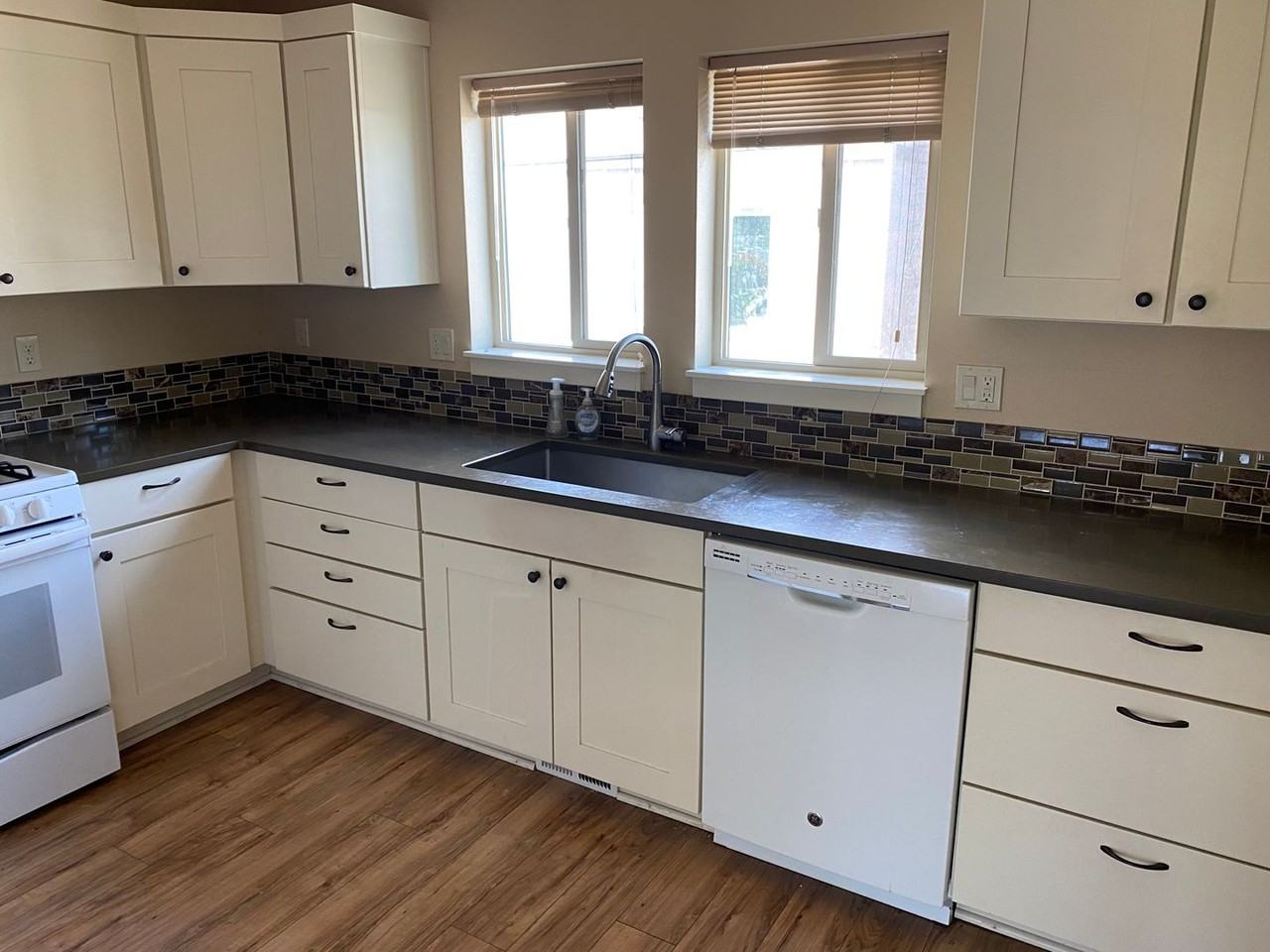 844 Nw Newport Ave - Photo 4 of 12