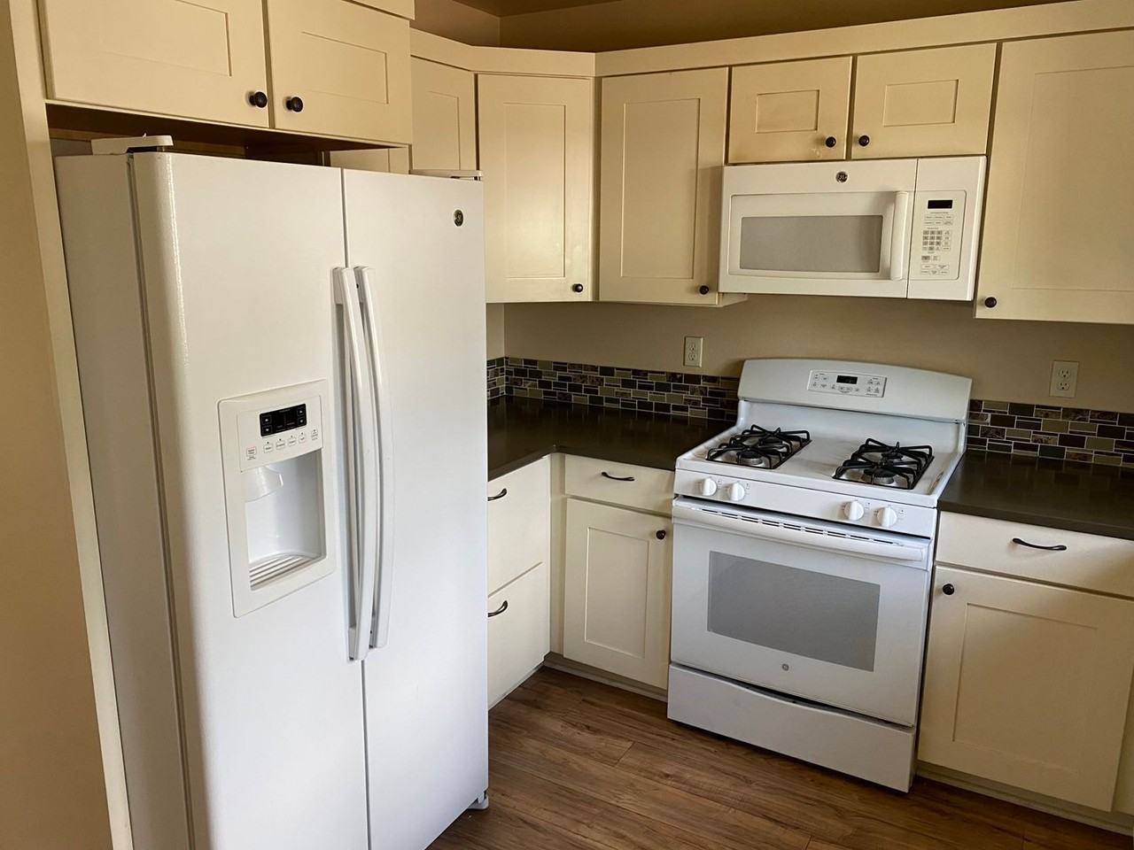 844 Nw Newport Ave - Photo 5 of 12