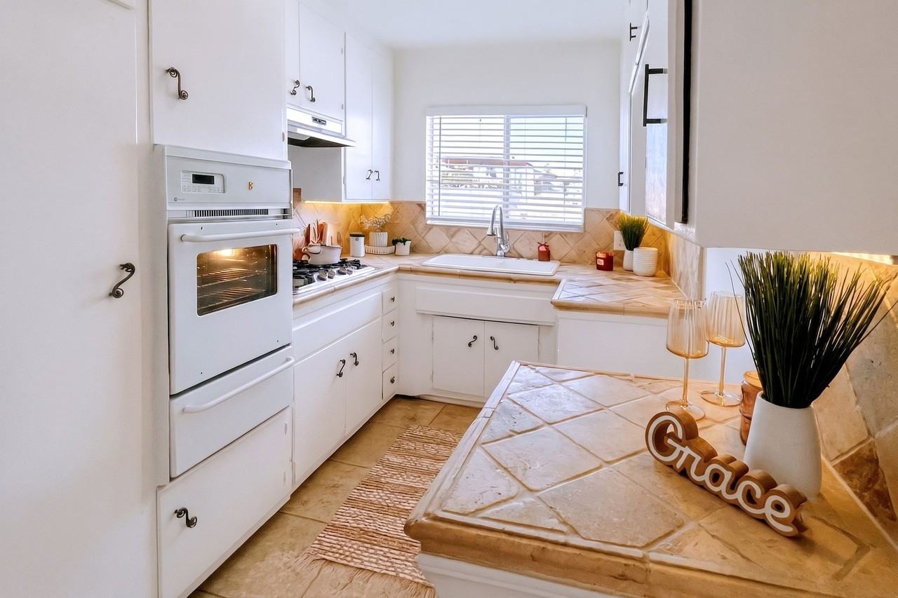 NOW LEASING! Gorgeous 1 - Photo 2 of 11