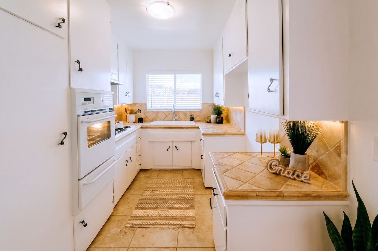NOW LEASING! Gorgeous 1 - Photo 3 of 11