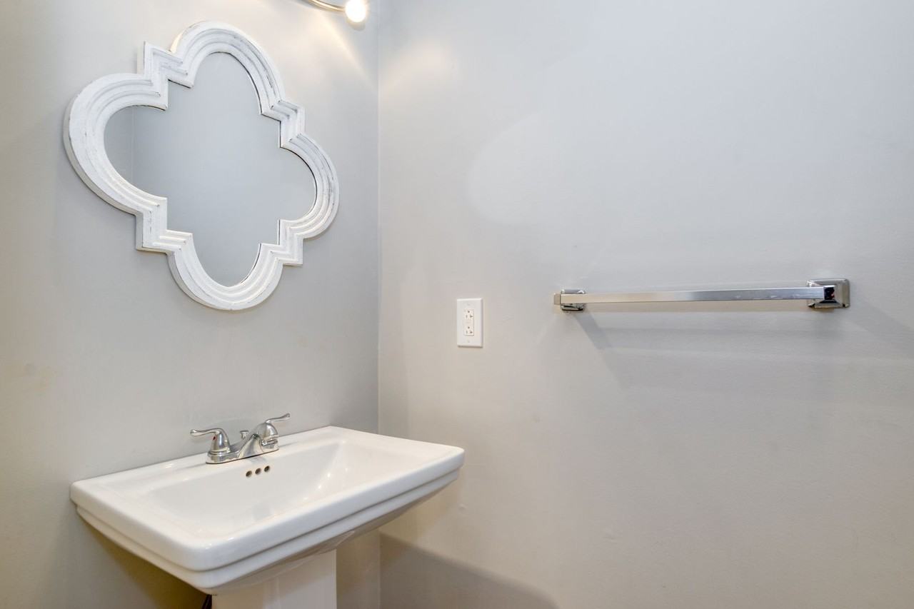 1615 Providence Blvd - Photo 6 of 17
