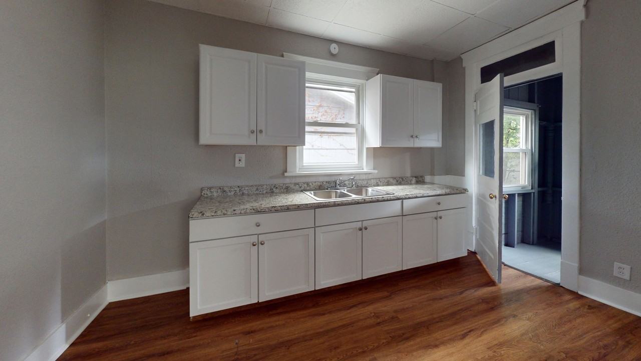 1021 Rex Ave Ne - Photo 4 of 12