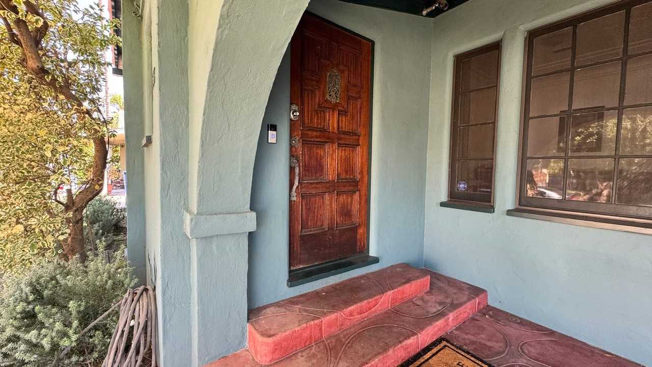 1518 S Genesee Ave - Photo 5 of 36