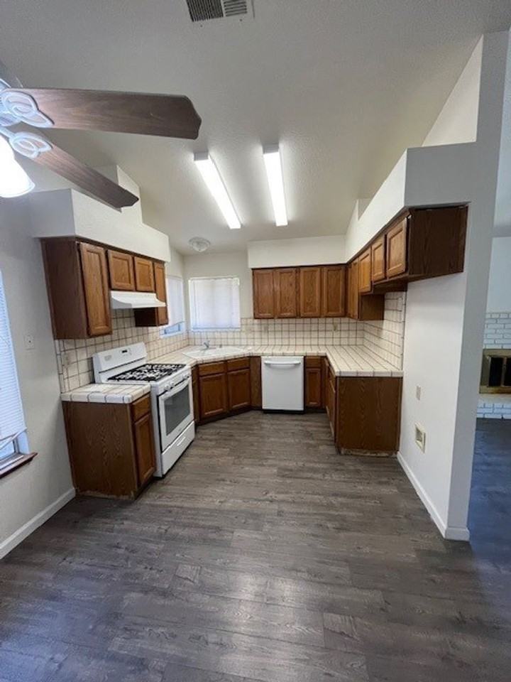 1806 E Laurel Ave - Photo 4 of 18
