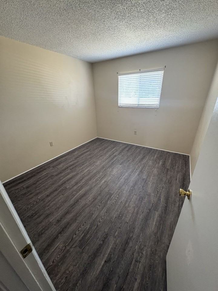 710 W Rosewood Ln - Photo 7 of 11