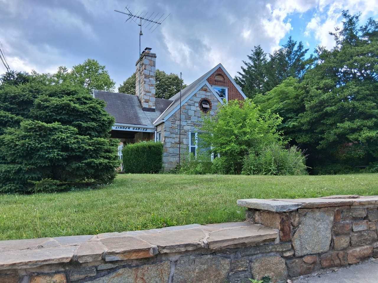 172 E Green St - Photo 2 of 19