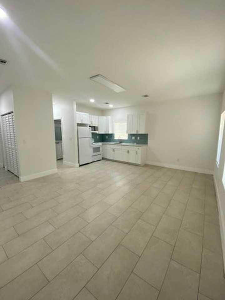 2594 Nw 20th St - Photo 2 of 16