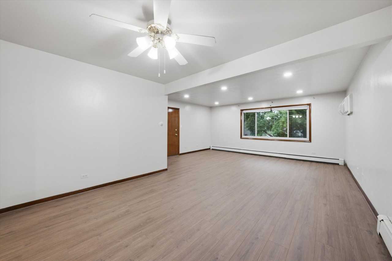 2521 Lewis St - Photo 4 of 34