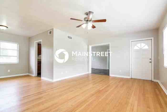 1354 Whitacre Dr - Photo 4 of 16