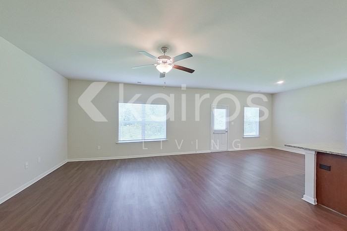1103 Freedom Pkwy - Photo 4 of 26
