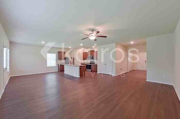 1103 Freedom Pkwy - Photo 5 of 26