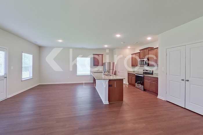 1103 Freedom Pkwy - Photo 6 of 26