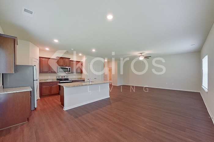 1103 Freedom Pkwy - Photo 7 of 26