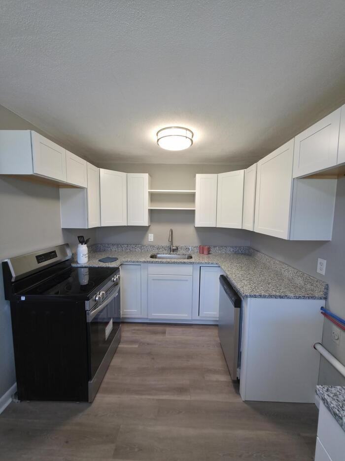 2005 Hollis St #B - Photo 4 of 10