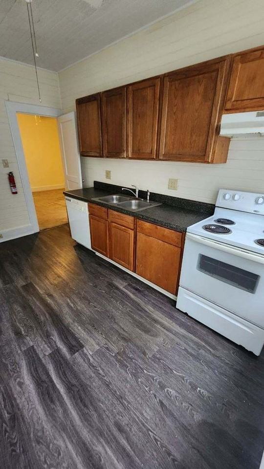 27 Curry St - Photo 3 of 9